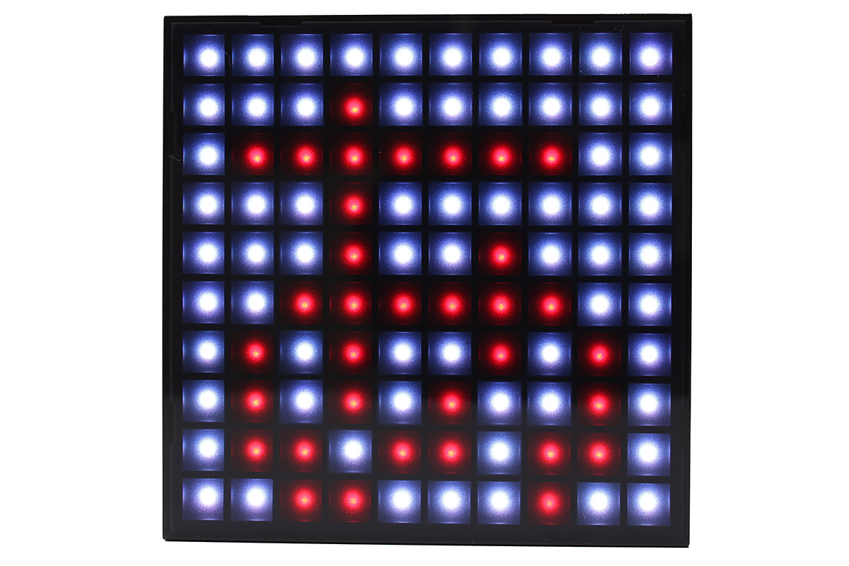 「あ」という文字をドット絵で描いてみました。右が「Aurabox」に転送/表示した様子です。