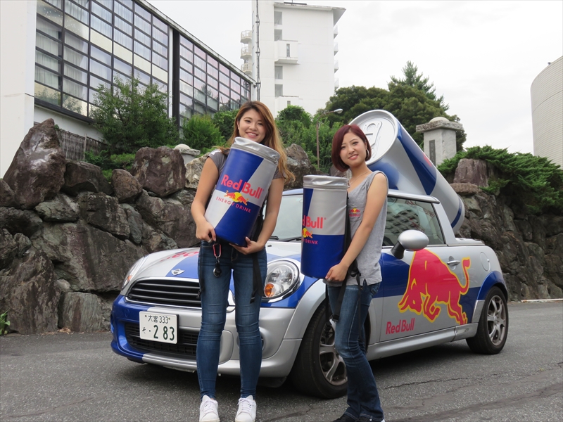 本選開始1時間後にはレッドブルガールが応援に駆け付け、参加者や関係者にサンプルを手渡して回った