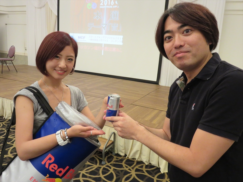 本選開始1時間後にはレッドブルガールが応援に駆け付け、参加者や関係者にサンプルを手渡して回った