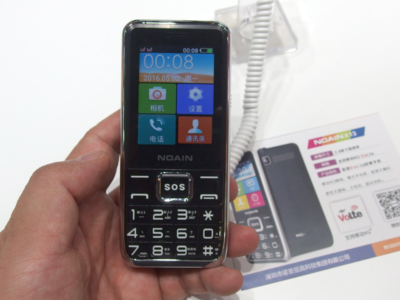 Noainの4Gガラホ。見た目は普通のストレートケータイ