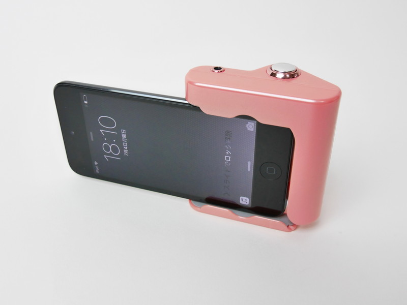 ホルダーを引き下げ、スマートフォンを固定