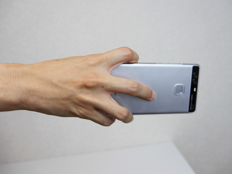 片手・横向きでスマートフォンを保持し続けるのはつらいが……