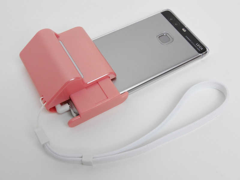 付属のストラップを付け、腕に通しておけば不意の落下も防げる