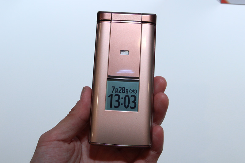 キートップの試作品（左）と製品開発に使用したという白内障を疑似体験するゴーグル（右）