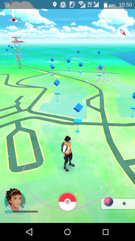 キューブ状のものが浮いている水色のオブジェが「ポケストップ」