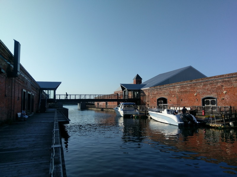 以下の写真は左がHTC 10撮影、右がiPhone撮影のものだ