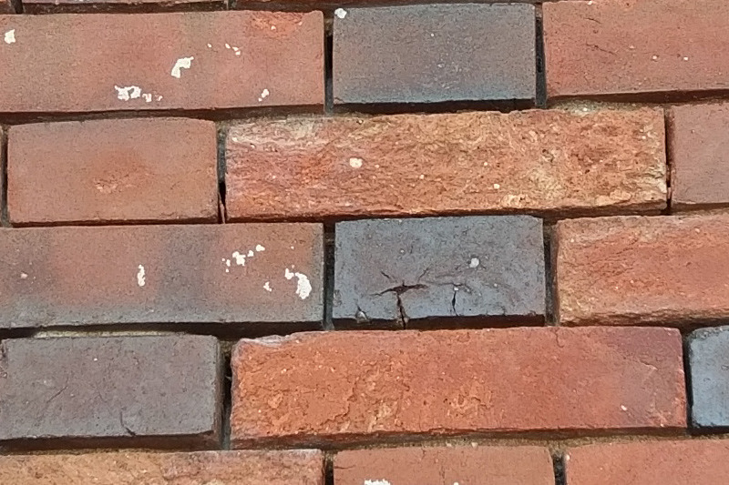 拡大すると差は歴然。手ぶれ補正のおかげか、HTC 10で撮影したものはディテールが潰れていない