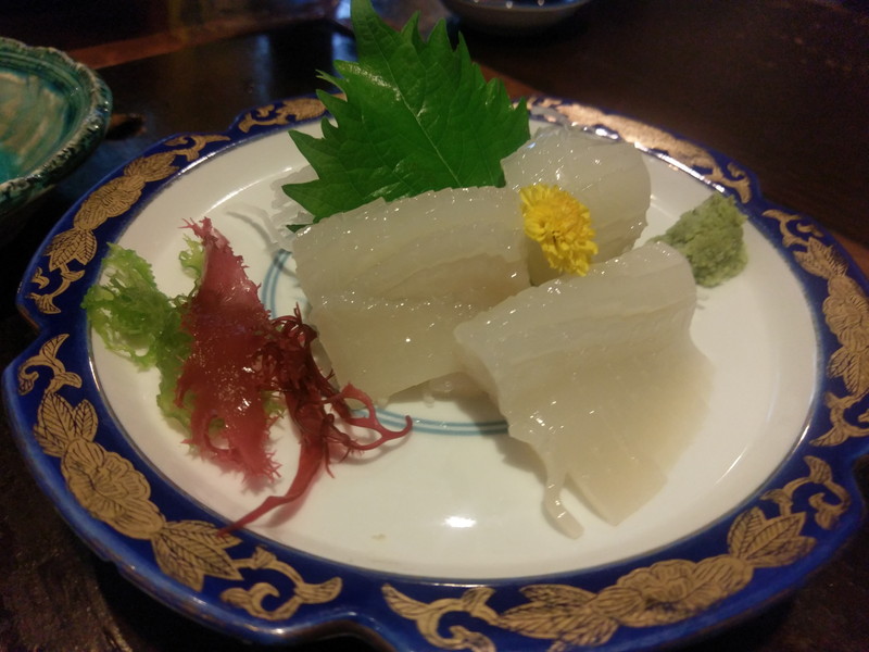 八戸名物のイカ。白味はHTC 10の方がよく出ている