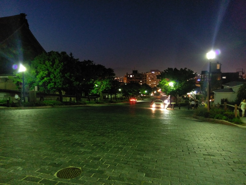 函館山に繋がる坂。夜景撮影では、緑の発色が不自然になりがちだった