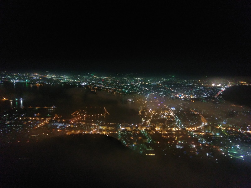 函館山の夜景。霧が強く、撮影には適さない日だった