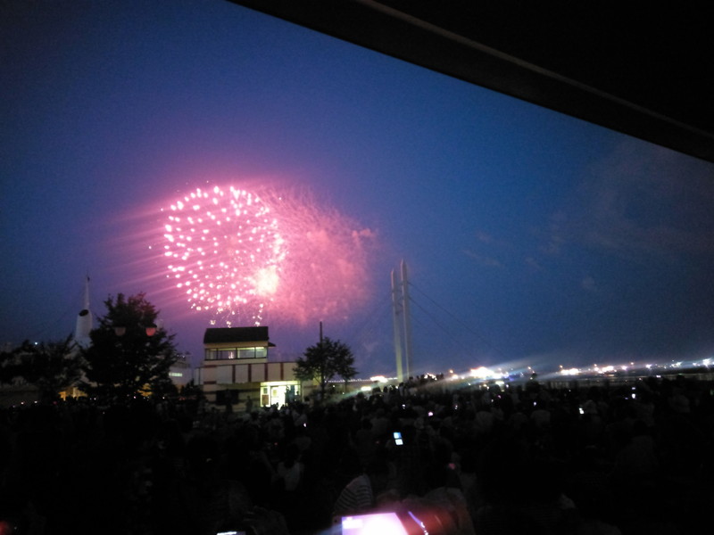 青森のねぶた祭り最終日の花火。フォーカスを合わせるのはかなり難しい