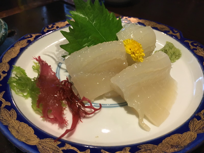 八戸名物のイカ。白味はHTC 10の方がよく出ている