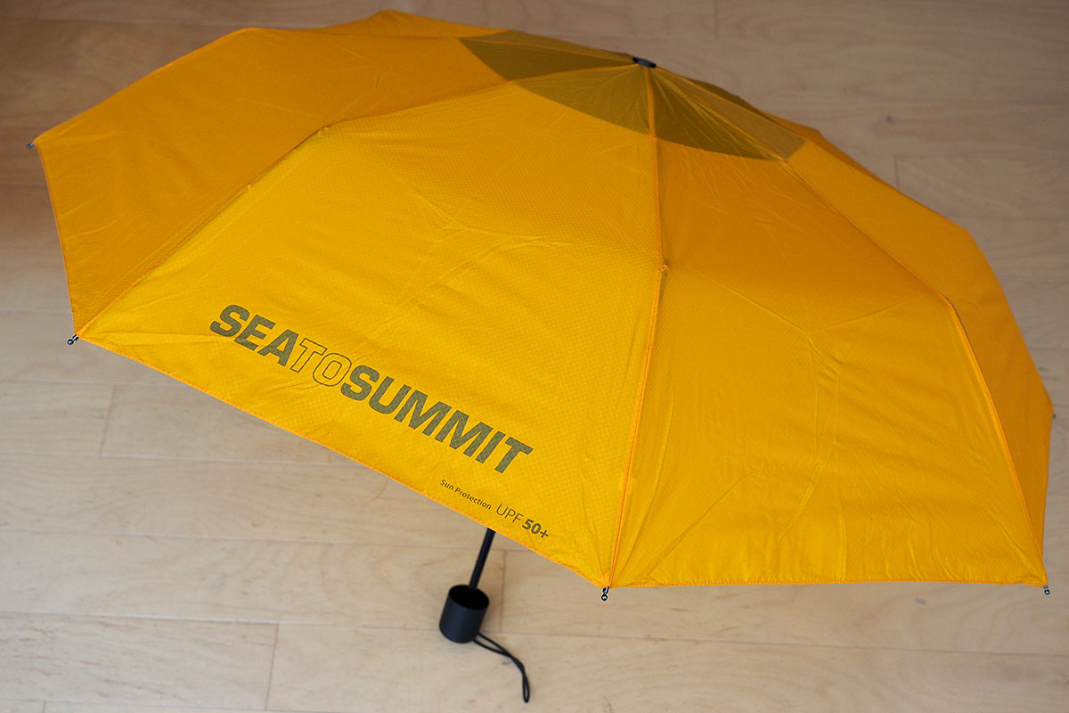 左はSEA TO SUMMIT（シートゥーサミット）の「ウルトラ SIL トレッキングアンブレラ」でバイク用に最近買いました。。右はサンバリア100の「三段折 無地」で、折り畳みタイプの日傘です。