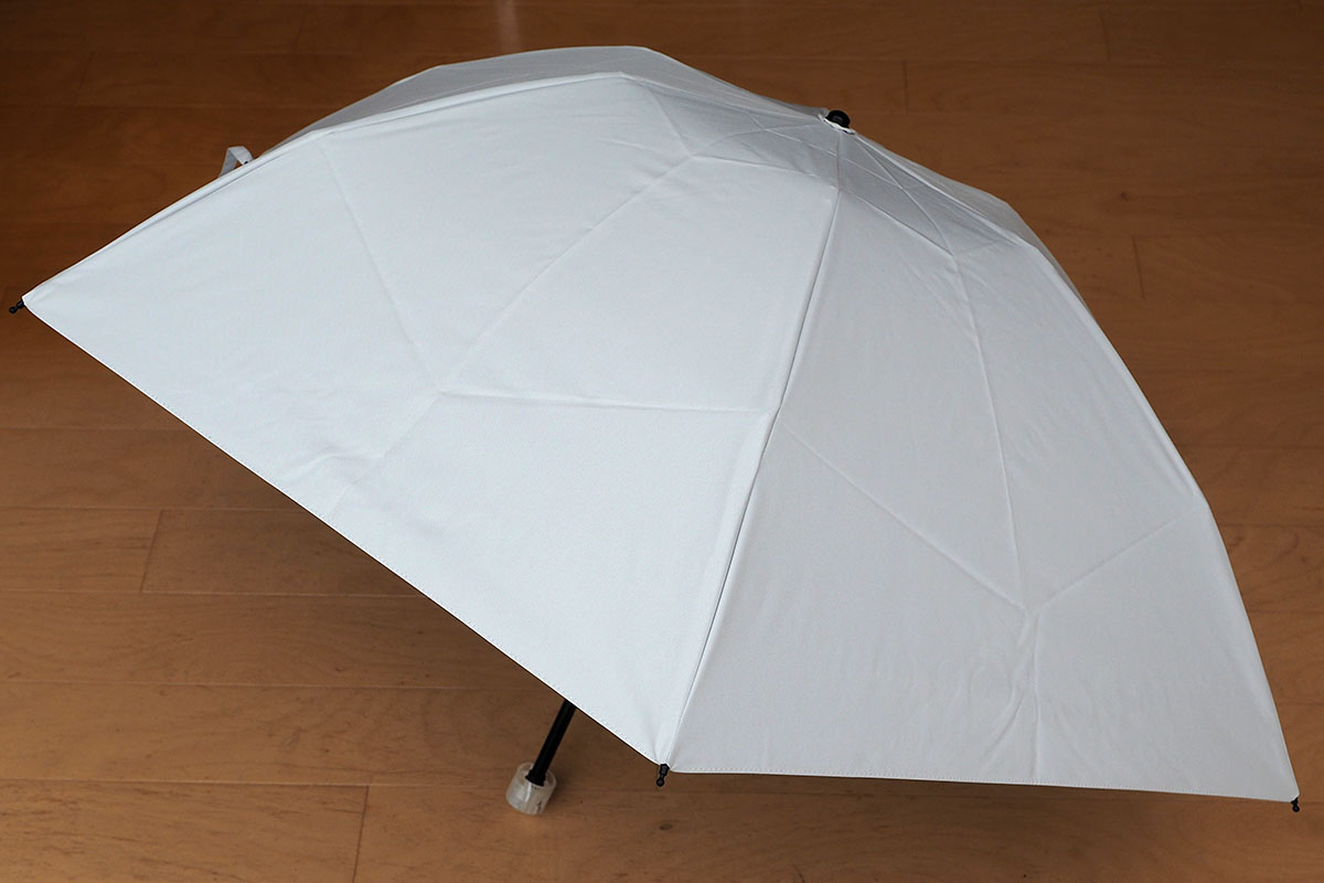 左はSEA TO SUMMIT（シートゥーサミット）の「ウルトラ SIL トレッキングアンブレラ」でバイク用に最近買いました。。右はサンバリア100の「三段折 無地」で、折り畳みタイプの日傘です。