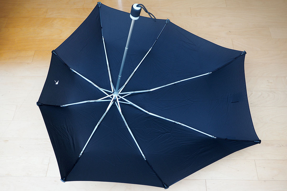 SENZの「mini Umbrella B BK」。短い方が前方で、前方から強風が吹いても傘が裏返ったり不安定になったりしません。バックパックを雨がかかりにくいのも便利です。