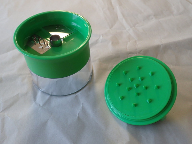 野菜が短くなってきたら、このイガイガ付きの蓋が活躍する