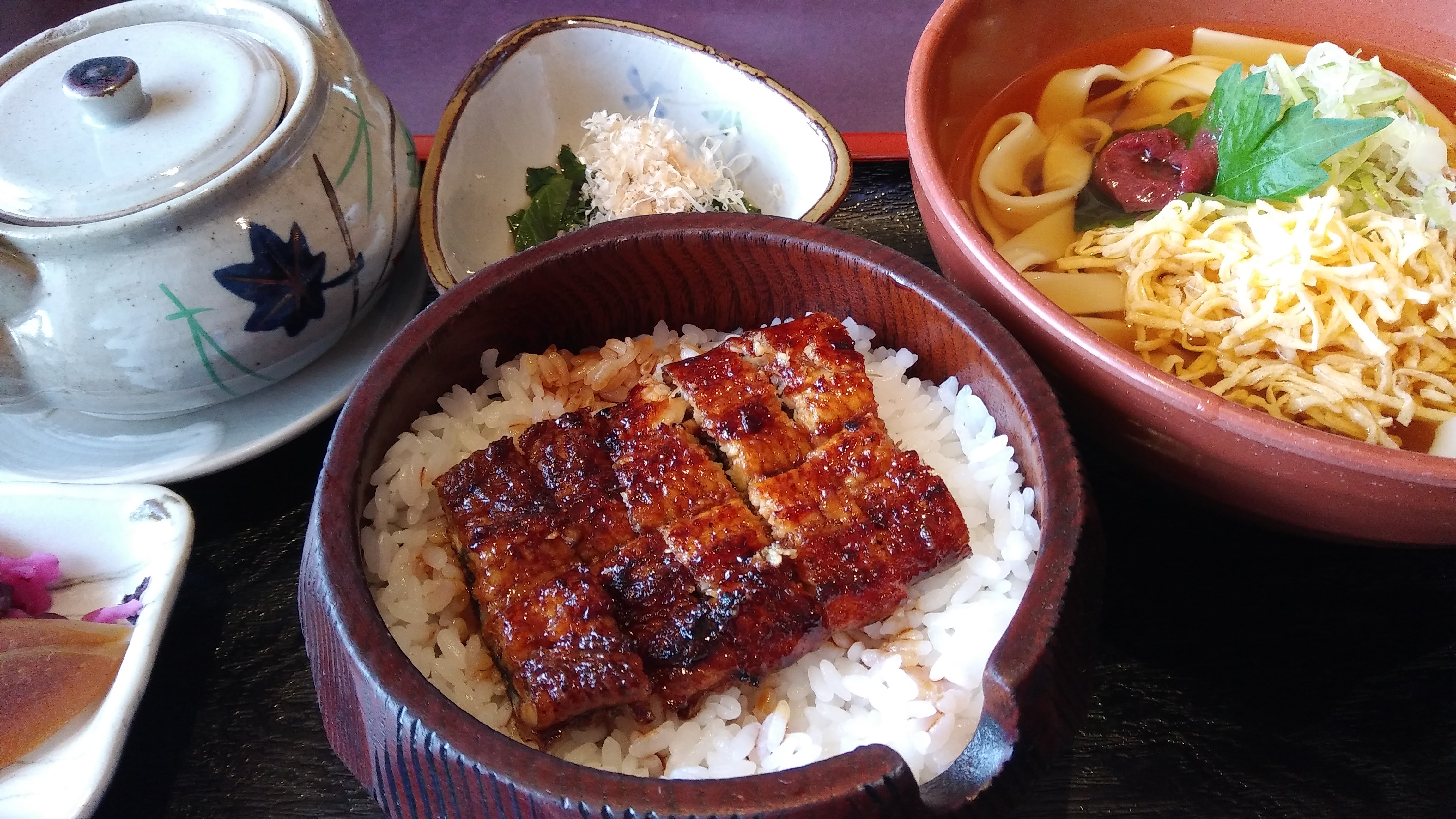 少し暗めのお店でも明るく補正されて自然な仕上がりに。ただ、手羽先を撮った居酒屋はもう少し暗くて黄色っぽい光でした。そういった雰囲気も残したいのなら、マニュアルモードで撮る方がいいかもしれません。