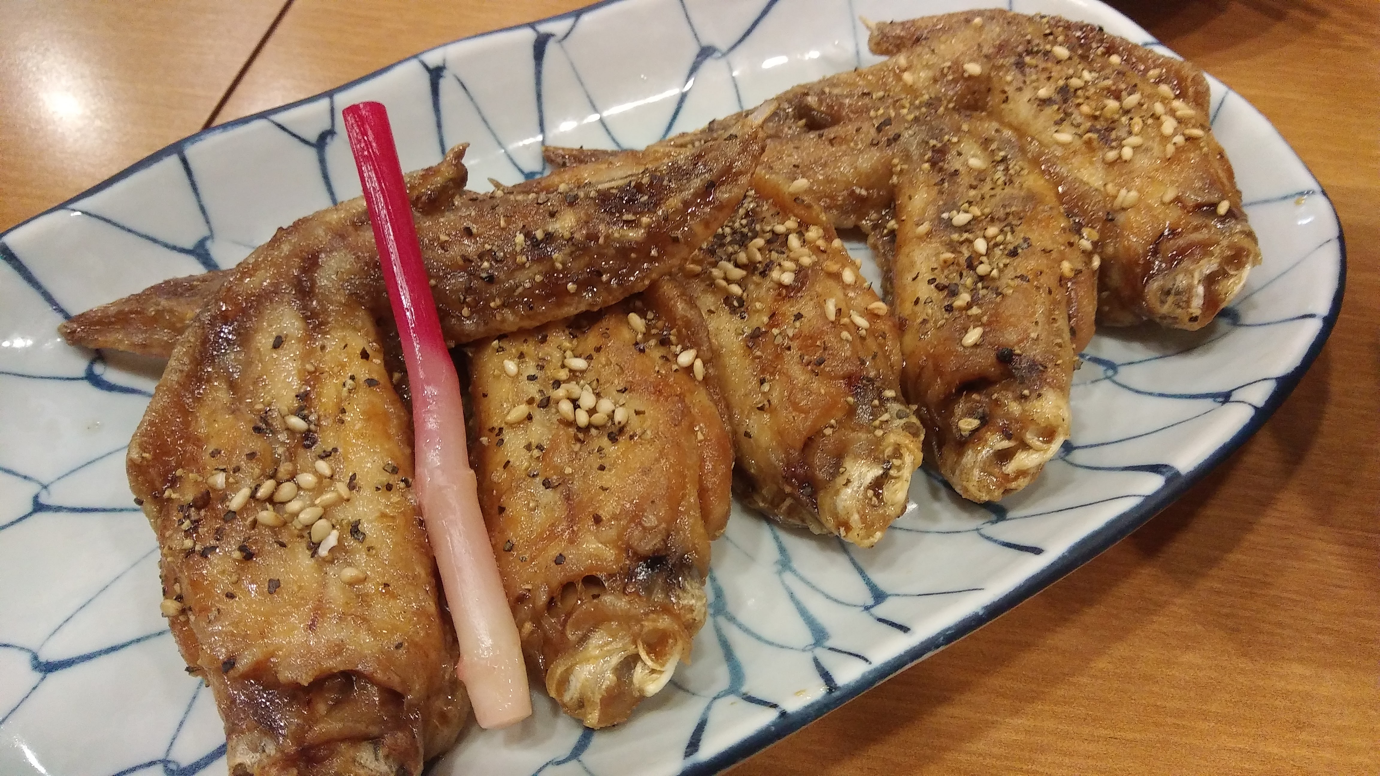 少し暗めのお店でも明るく補正されて自然な仕上がりに。ただ、手羽先を撮った居酒屋はもう少し暗くて黄色っぽい光でした。そういった雰囲気も残したいのなら、マニュアルモードで撮る方がいいかもしれません。