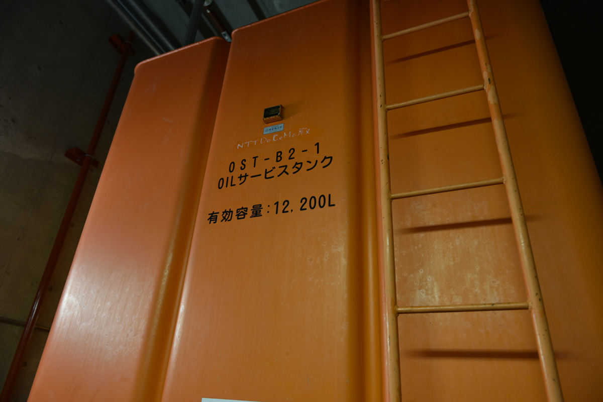 屋内の備蓄用燃料タンク。このさらに地下にも貯蔵されている