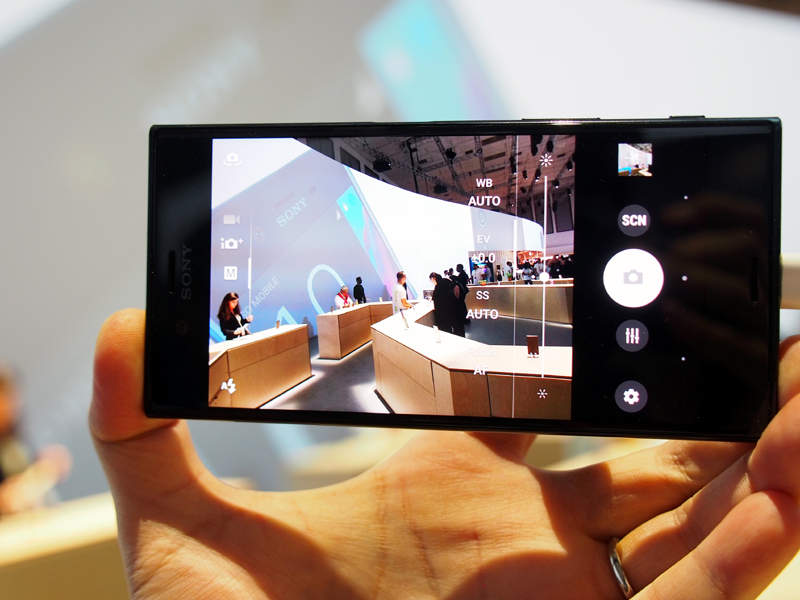 カメラにはマニュアルモードを搭載。4K動画撮影にも対応する。動画撮影は5軸の手ぶれ補正に対応