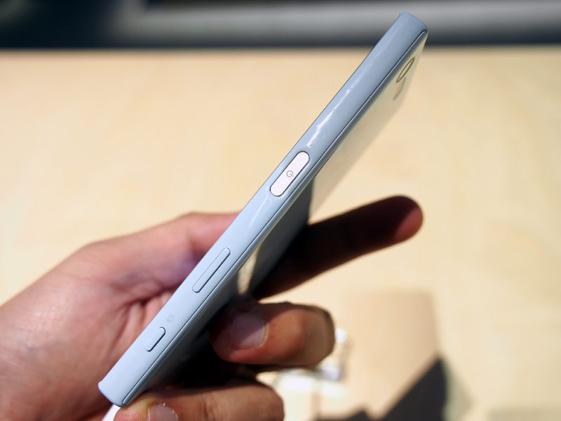 Xperia X Compactの外観。筐体は陶器をイメージしてコーティングを重ねた樹脂素材