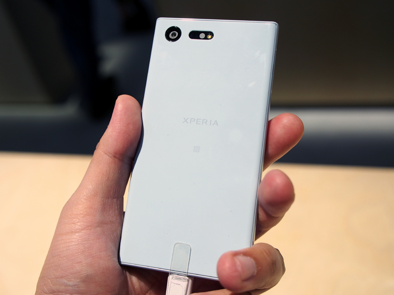 Xperia X Compactの外観。筐体は陶器をイメージしてコーティングを重ねた樹脂素材