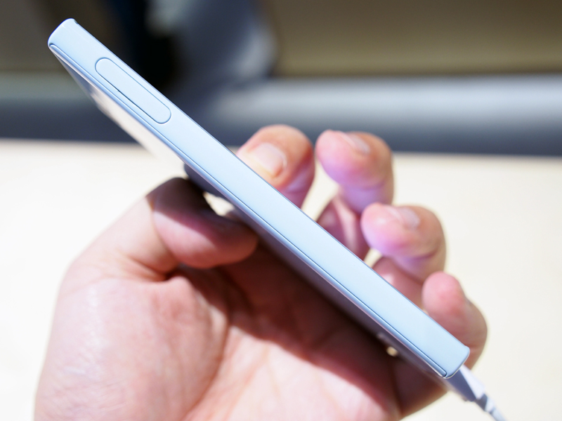 Xperia X Compactの外観。筐体は陶器をイメージしてコーティングを重ねた樹脂素材