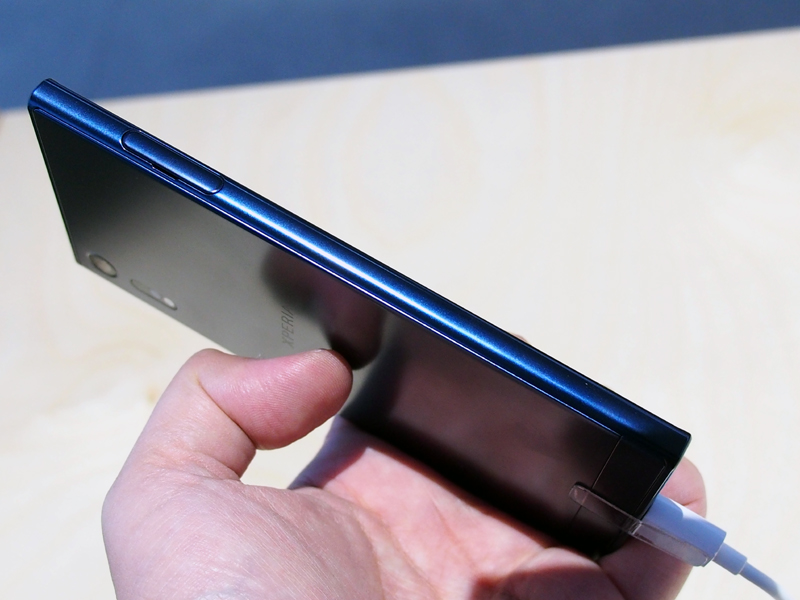 Xperia XZの外観。ループデザインが採用されている