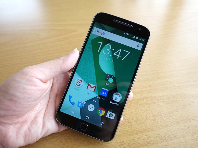 今回購入した「Moto G4 Plus」（32GB版）。色はブラック