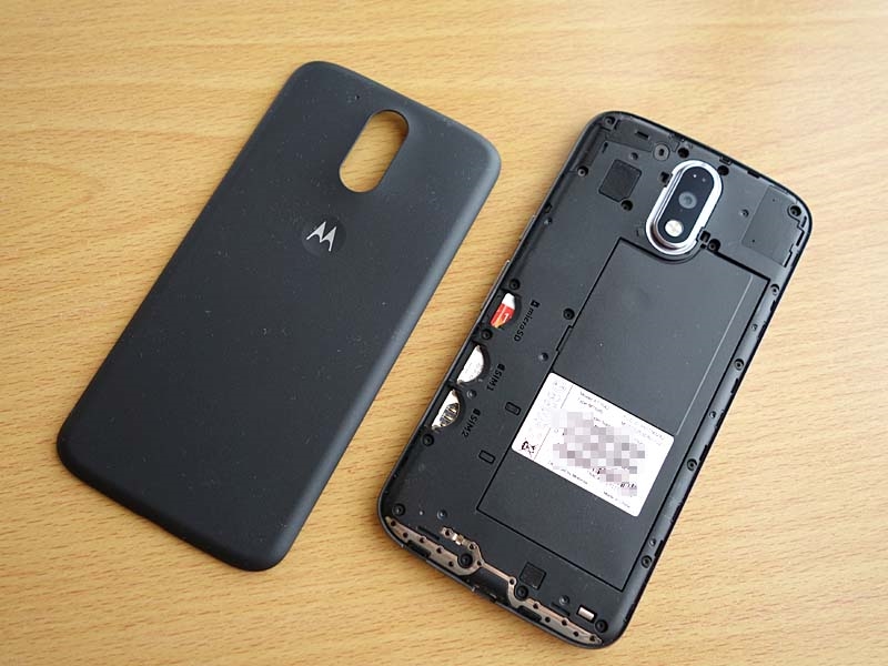 背面カバーを外したところ。ピンなどの器具を使わずに外せます