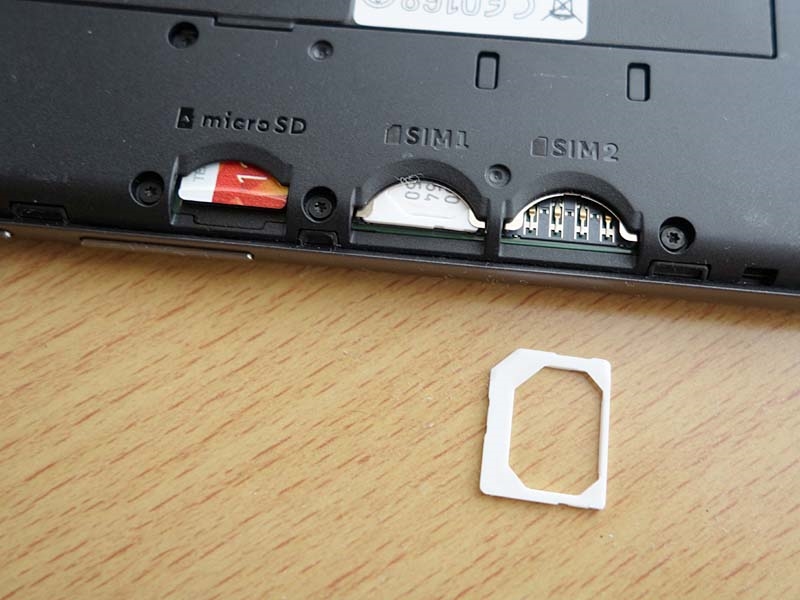 microSIMを2枚同時挿ししてもなお、microSDXCカードを装着可能