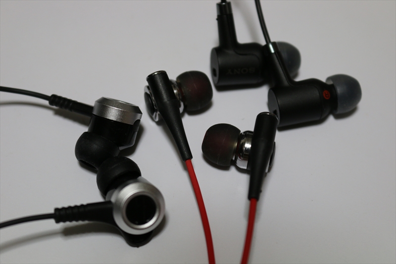 「dodocool Hi-Res イヤホン」（左）、「エレコム EHP-CH1000SSV」（中）、「ソニー MDR-NC750」（右）のイヤホンアップ。dodocool Hi-Res イヤホンはやや装着しづらく緩め。そのぶん圧迫感は無い。エレコムとソニーのイヤホンは耳穴にキッチリ入るが、そのぶん耳穴に圧迫感がある