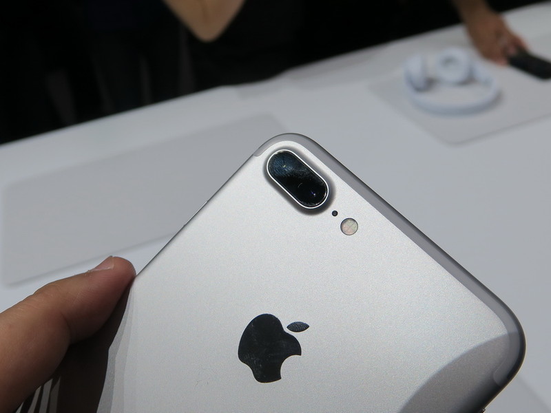 iPhone 7 Plusのカメラ部。2つの12Mピクセルカメラが並ぶ。従来モデルのカバーを装着すると、この部分を塞いでしまう