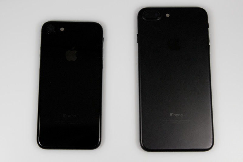ジェットブラックのiPhone 7（左）とブラックのiPhone 7 Plus（右）