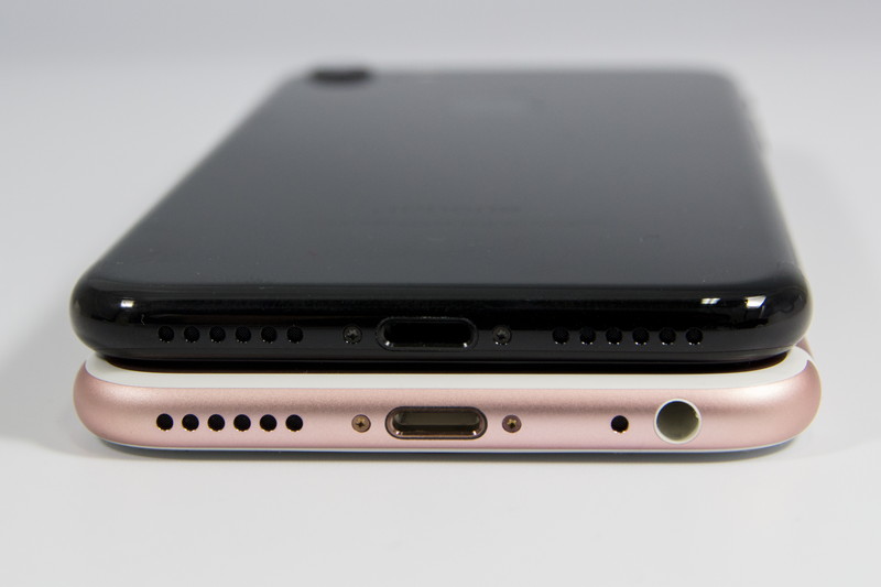 iPhone 7（上）とiPhone 6s（下）の底面