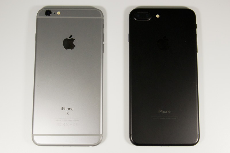 iPhoene 6s Plus（左）とiPhone 7 Plus。カメラ周り以外の形状はほぼ同じだ