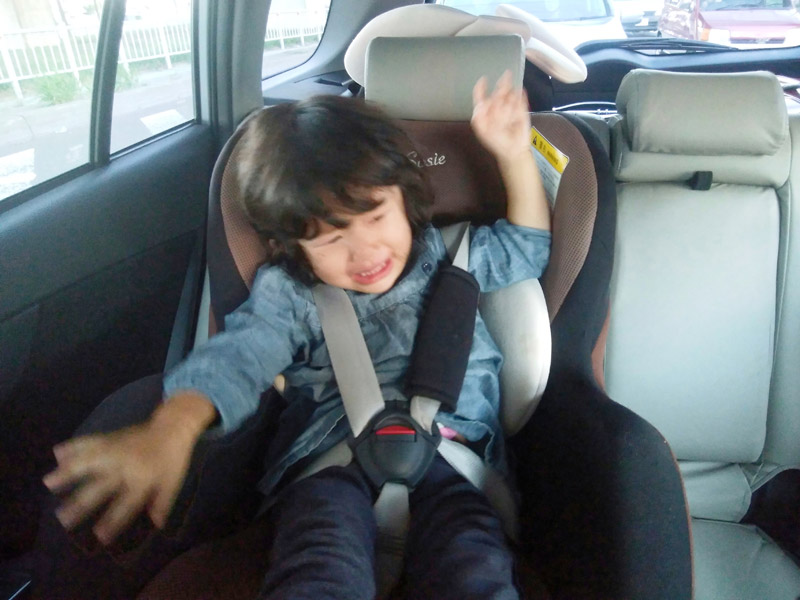 クルマの中で泣きわめく子供。そうは言っても移動しなければならないわけで……