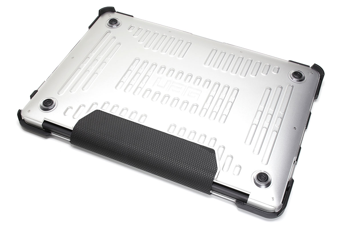 背面には4つの足（TPUと思われます）と多数の排熱用のスリットがあります。ヒンジの部分は滑りにくい素材で、片手で持ち歩くときに好都合です。