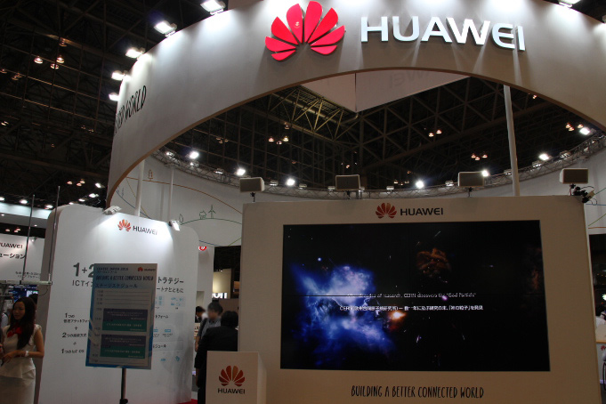 ファーウェイブースでは、最新のSIMフリー端末を手にとって試せる展示を行っていた