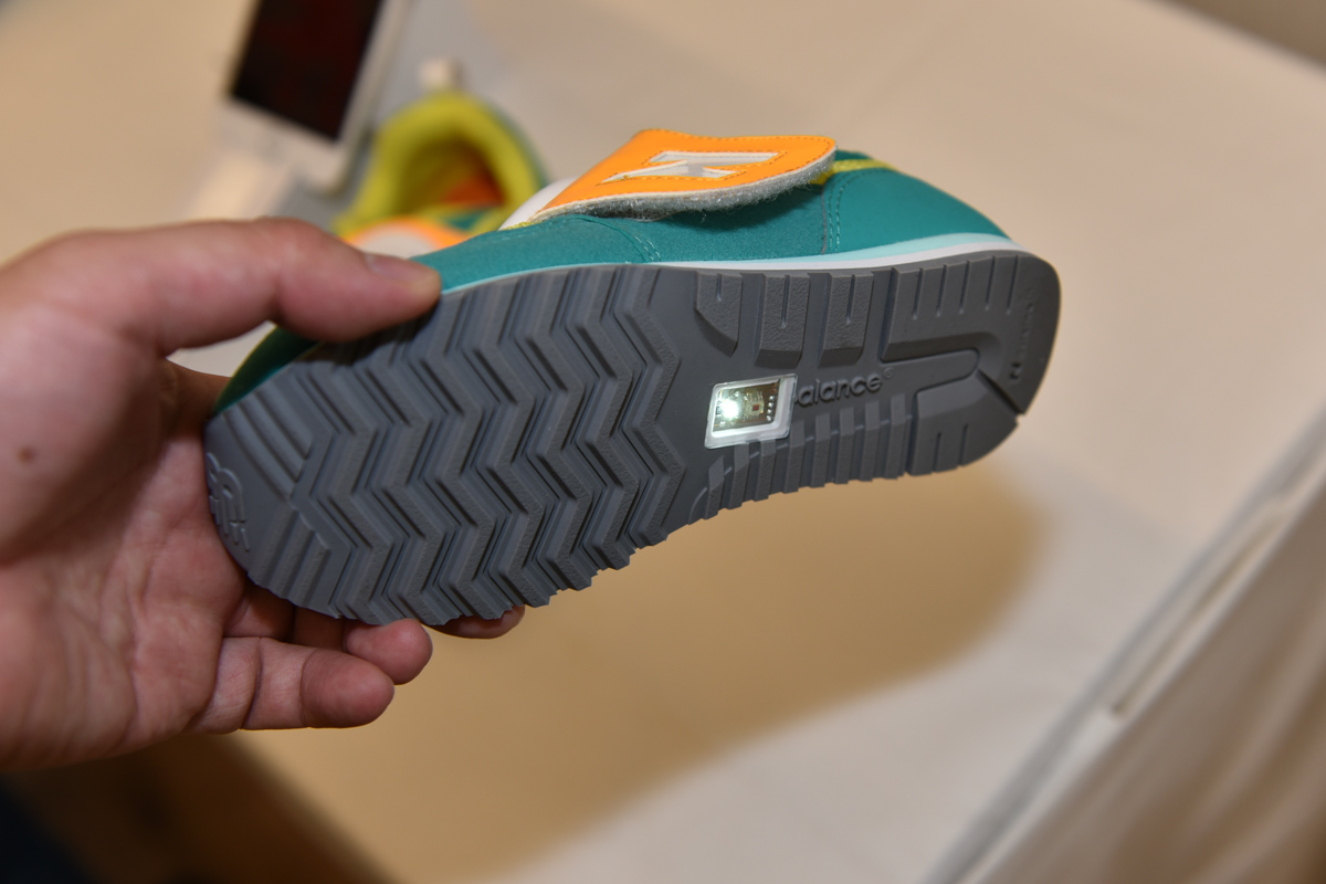 靴底にカラーセンサー、インソール部分に感圧センサーを搭載する