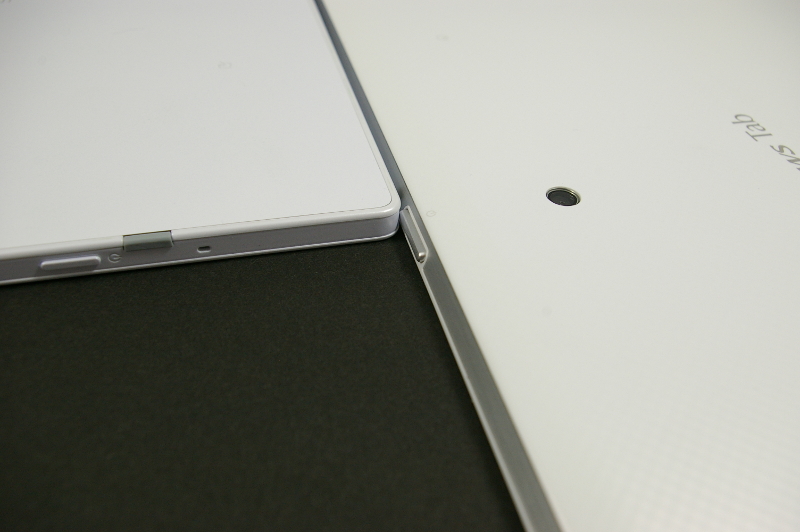 前モデルと比べて1ミリ以上薄くなっている