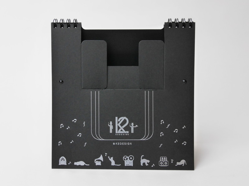 カレンダーの台座部分がスマートフォンを入れるポケットを兼ねている