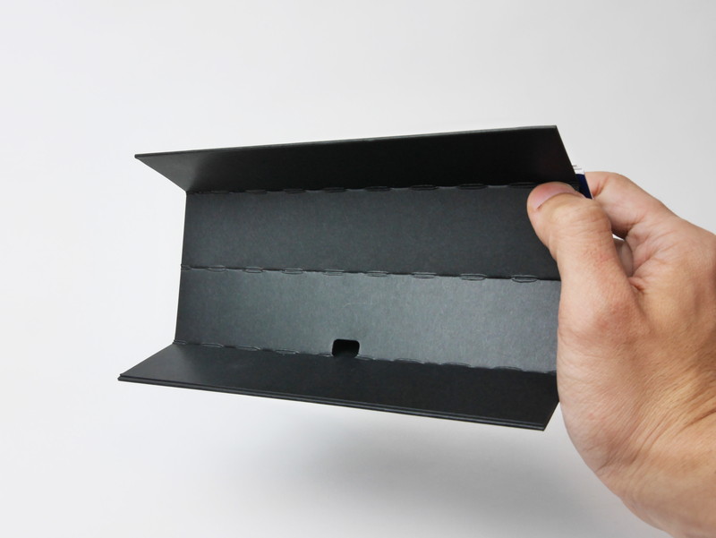 底部中央には充電ケーブル用の小さな穴が空いている