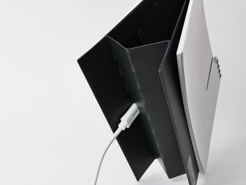 このケーブルの場合はコネクターが長すぎて、ケーブルを曲げると台座が浮いてしまう