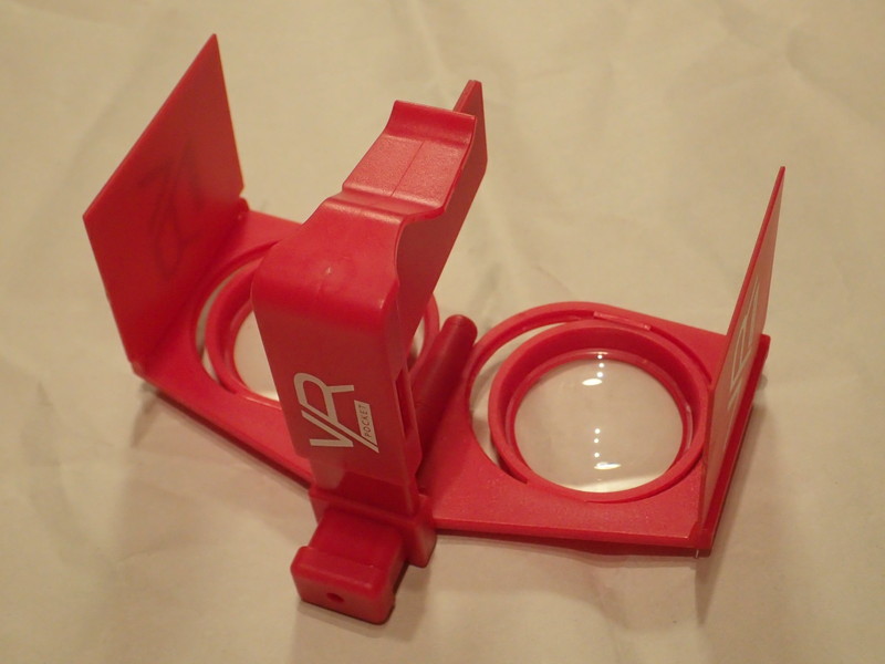 1-２-３の約2秒でVR HMDが組み上がる。レンズの左右の距離は２個のレンズを左右に動かして調整する