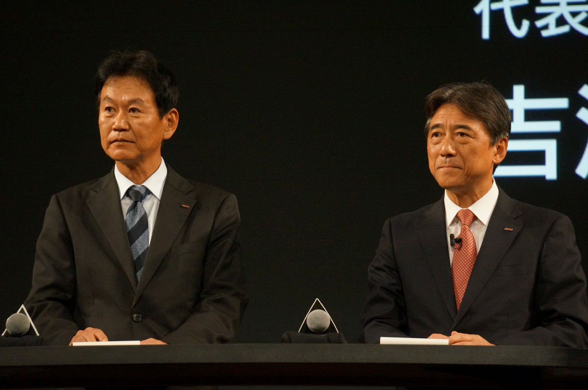 NTTドコモ プロダクト部長の森氏（左）と吉澤社長（右）