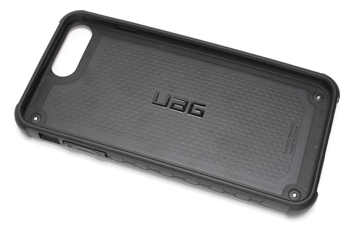 複雑な耐衝撃構造を持つ「Monarch」。カラーはプラチナムとグラファイトの2色で、プリンストンダイレクト価格は税込7538円です。