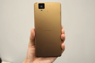 富士通、コンクリートに落としても耐える「arrows NX F-01J」を紹介