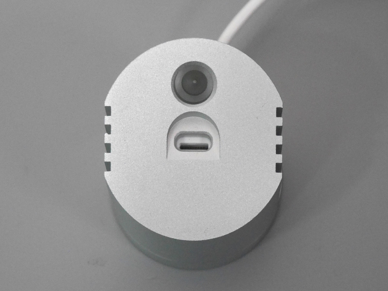 真上から見たところ。Lightningコネクタ（メス）の後ろに、キャップをはめ込むための穴があることが分かる