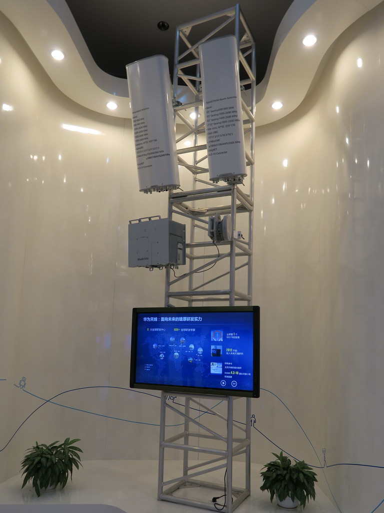 デモコーナーにはさまざまなタイプのアンテナや基地局が展示されている